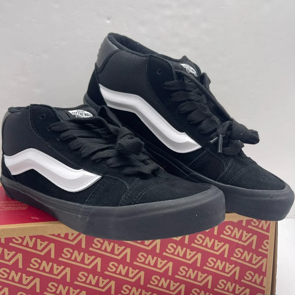 Vans Men’s 11.5 Knu Mid
Black/Black/White
VN000CQ9B8C Sneakers - Picture 4 of 16